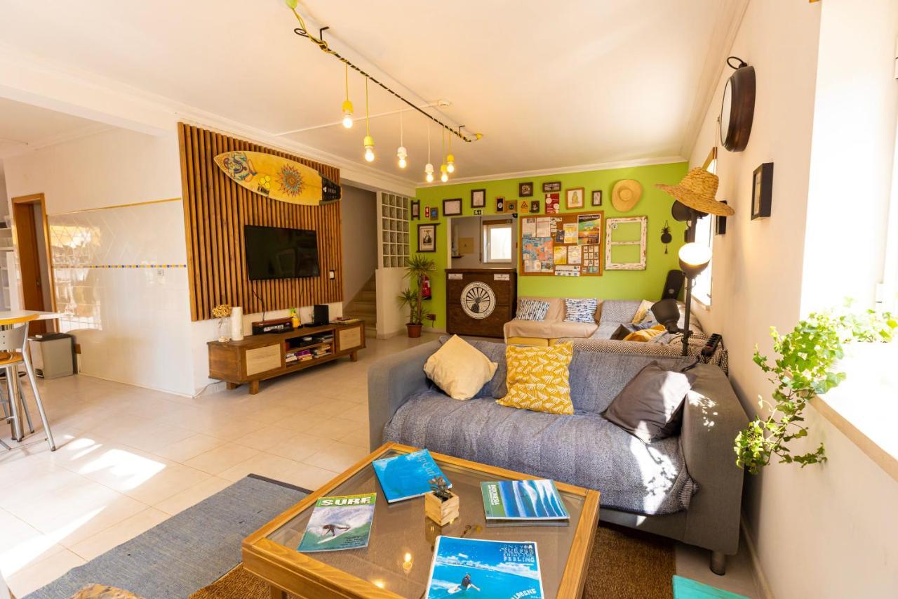 Pineapple Surf House Pansiyon Atouguia Da Baleia Dış mekan fotoğraf