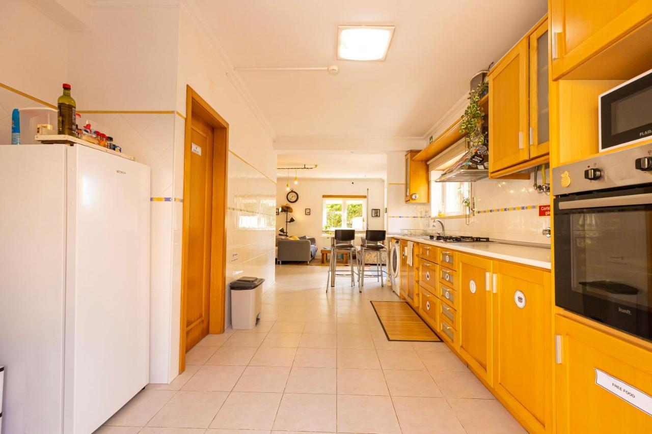 Pineapple Surf House Pansiyon Atouguia Da Baleia Dış mekan fotoğraf
