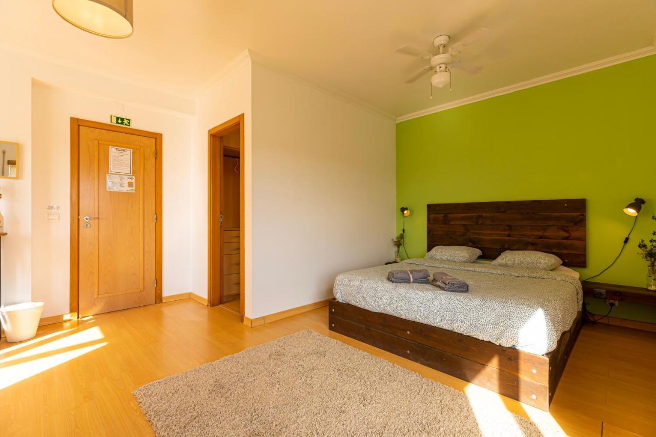 Pineapple Surf House Pansiyon Atouguia Da Baleia Dış mekan fotoğraf