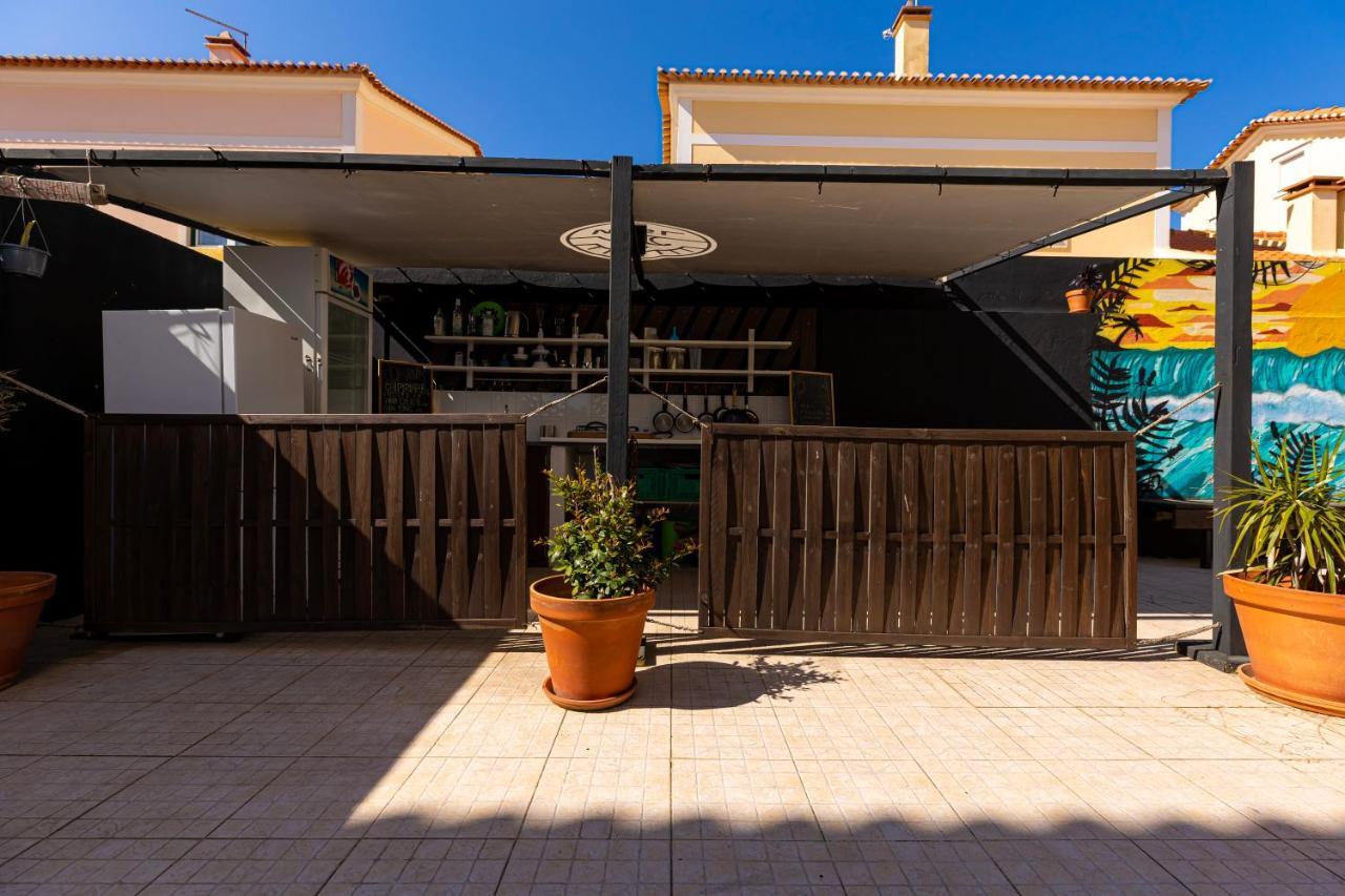 Pineapple Surf House Pansiyon Atouguia Da Baleia Dış mekan fotoğraf