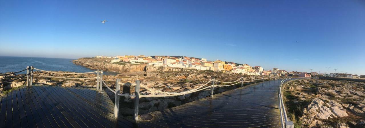 Pineapple Surf House Pansiyon Atouguia Da Baleia Dış mekan fotoğraf